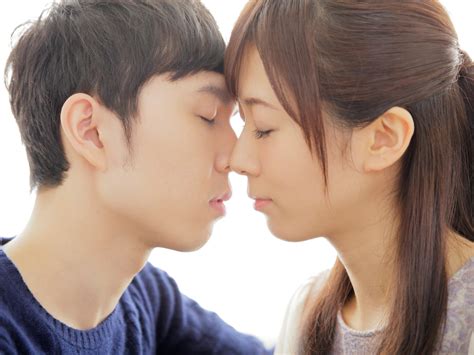 濃厚キス gif|【接吻エロGIF】舌を絡めあうディープキスやベロチューに愛の。